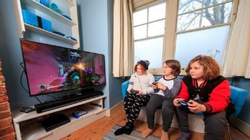 Los hijos de Katie Pybus juegan en lugar de ir a la escuela Los hijos de Katie Pybus juegan en lugar de ir a la escuela