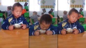 Tenía tanto sueño que se le caía la cabeza mientras comía Tenía tanto sueño que se le caía la cabeza mientras comía