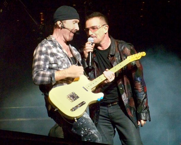 El guitarrista de U2 se cayó del escenario durante un show