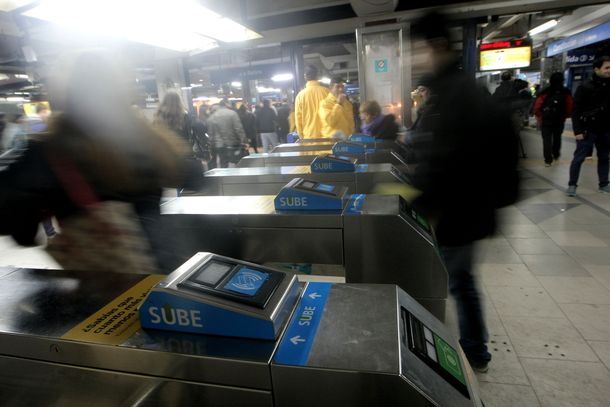 Los metrodelegados liberaron los molinetes en la estación Constitución