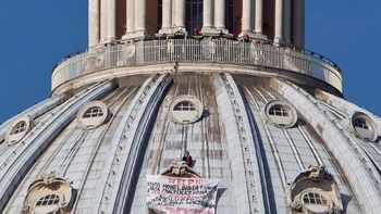 insolita protesta: se subio a la cupula del vaticano insolita protesta: se subio a la cupula del vaticano