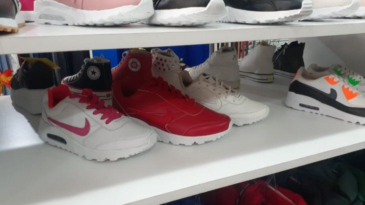 Clausuraron dos negocios e incautaron dos mil prendas con marcas falsas en Nueva Pompeya