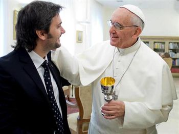 El Papa recibió el cáliz del orfebre argentino Pallarols