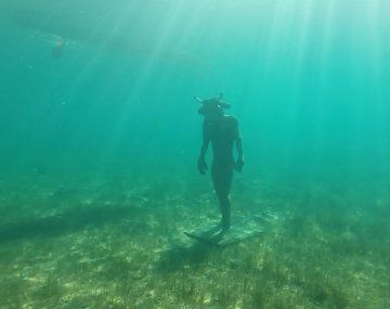 Misterio en Neuquén: apareció un minotauro en el fondo de un lago