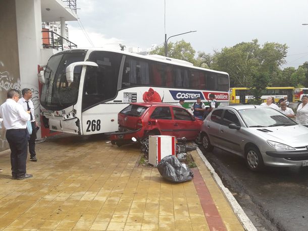 El conductor perdió el control de la unidad de Costera Metropolitana