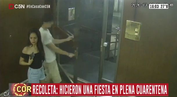 Im&aacute;genes de la c&aacute;mara de seguridad del edificio de Recoleta donde los estudiantes realizaron la fiesta.