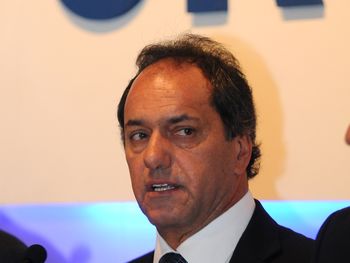 Scioli colocó deuda por casi 200 millones de dólares a un año