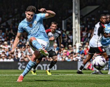 El gol de penal de Julián Álvarez para el triunfo del Manchester City sobre el Fulham