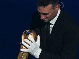 Lionel Scaloni ingresó al sorteo del Mundial 2026 con la Copa del Mundo en sus manos. Lionel Scaloni ingresó al sorteo del Mundial 2026 con la Copa del Mundo en sus manos.