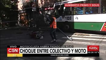 un motociclista habria cruzado en rojo y choco con un colectivo en constitucion un motociclista habria cruzado en rojo y choco con un colectivo en constitucion