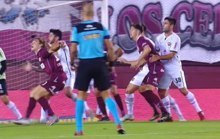 La piña de Pablo Pérez a un jugador de Lanús dentro del área que el árbitro no sancionó