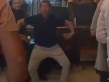 El papá de Agostina Páez fue filmado haciendo gestos de mono tras su llegada al país