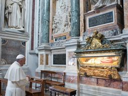 Bergoglio inició su pontificado con señales de austeridad