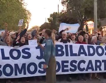 Jubilados se movilizaron para repudiar la presencia de Javier Milei en Mar del Plata
