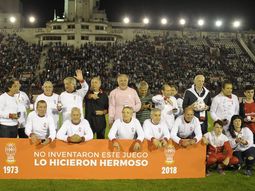 Los campeones del 73 fueron recordados antes del partido