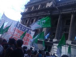 Una columna de docentes logró avanzar sobre el Congreso antes de la apertura de sesiones Una columna de docentes logró avanzar sobre el Congreso antes de la apertura de sesiones