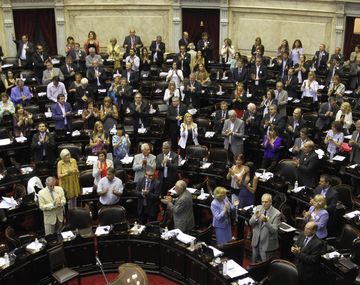 Diputados hizo un minuto de silencio por Nisman y el oficialismo recordó a Néstor