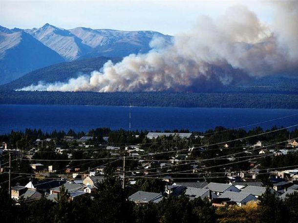 Intentan controlar un incendio forestal entre Villa La Angostura y Bariloche