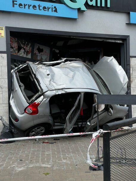 Berazategui: un auto se incrustó en una ferretería