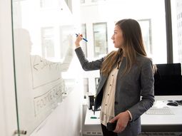 Elavance paulatino que se venía dando en el empleo femenino se ha detenido en losúltimos años y más allá de la pandemia. Elavance paulatino que se venía dando en el empleo femenino se ha detenido en losúltimos años y más allá de la pandemia.