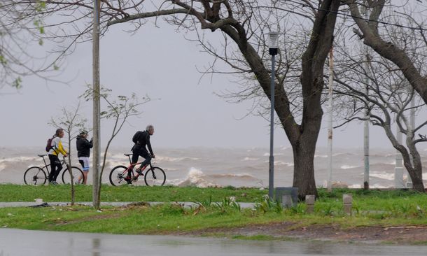 Sudestada: está anegada la zona ribereña y se espera que el río supere los tres metros