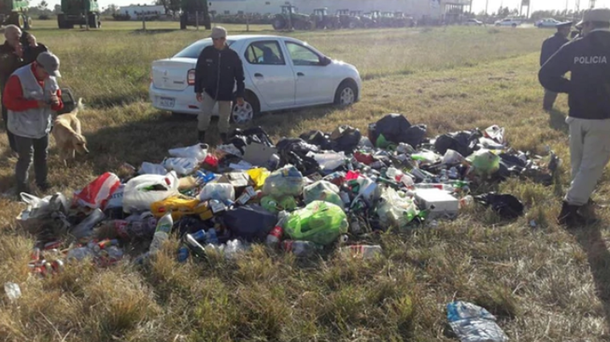 La bolsas y botellas requisó la policía en la ruta.