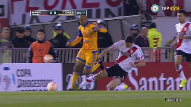 ¿Era para roja? La dura patada de Alario en el arranque del partido