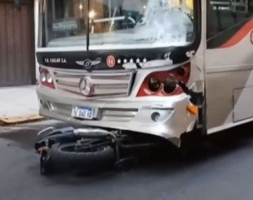 Un colectivo chocó contra una moto en Balvanera: dos heridos