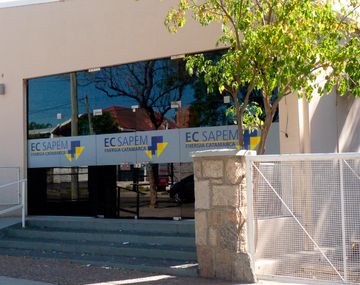 Denunció a su vecino por colgarse de la luz y lo atacaron a palazos