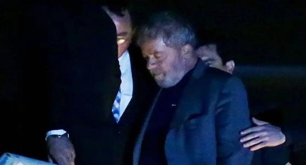 Lula continuará preso tras quedar atado a una guerra de decisiones judiciales