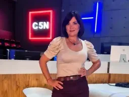 Quién es la cronista de C5N que se cayó al agua en Corrientes Quién es la cronista de C5N que se cayó al agua en Corrientes