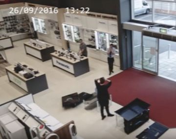 Cliente tiró accidentalmente 4 televisores. Captura de pantalla YouTube.