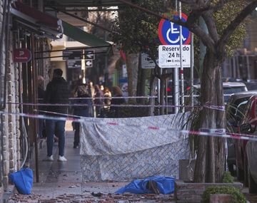Caminaba con su hija y le cayó un trozo de balcón en la cabeza: murió en el acto