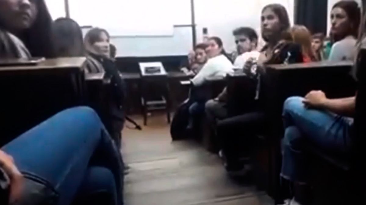 En Medio De Una Clase, Una Alumna De La UBA Escrachó A Un Profesor ...