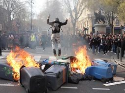 Miles de personas protestaron tras el asesinato de un joven repartidor