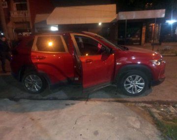 La camioneta en la que se trasladaba el excomisario asesinado