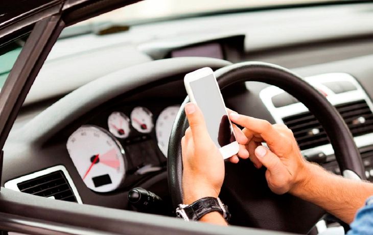 Más del 10% de los conductores usan el celular al manejar