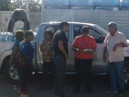 El gobierno provincial repartiendo botellas de agua a los vecinos de Caucete, San Juan, tras la intoxicación masiva. El gobierno provincial repartiendo botellas de agua a los vecinos de Caucete, San Juan, tras la intoxicación masiva.