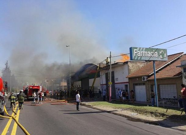 Se incendia una maderera en Quilmes Oeste