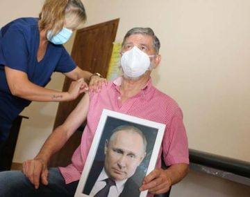 Putin le respondió al Intendente que se aplicó la vacuna con una foto suya
