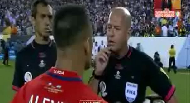 El insólito diálogo de Alexis Sánchez con el árbitro: Hablame despacio...
