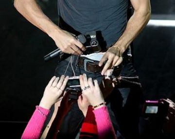 ¿Qué cantante fotografió sus partes íntimas durante un show?