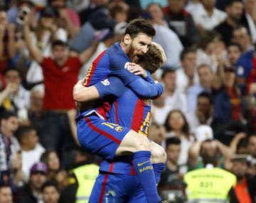 El rosarino se abraza con Rakitic, el otro goleador de la noche madrileña