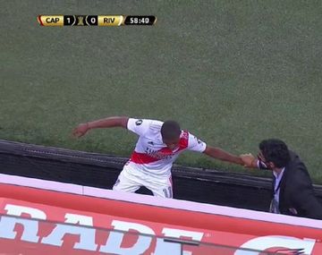 La bronca de De La Cruz en el cambio: no saludó a Gallardo y se enojó con el ayudante Biscay