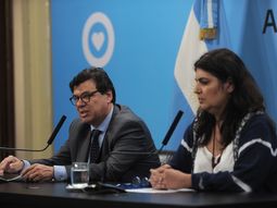 El ministro de Trabajo Claudio Moroni y la secretaria de Gesti&oacute;n y Empleo Ana Castellani