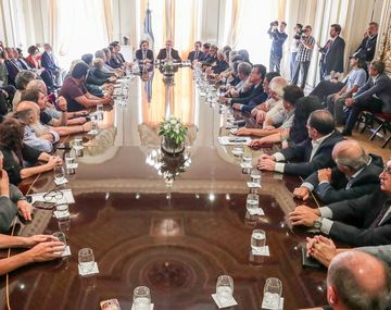 Alberto Fernández en la firma del acuerdo social con empresarios, la CGT y movimientos sociales.