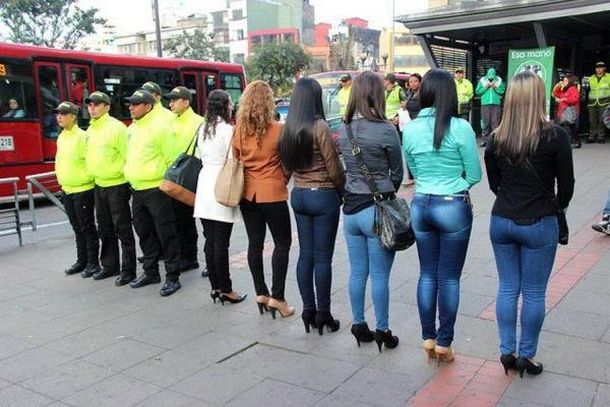 En Colombia usan a mujeres policía de carnada para combatir los manoseos