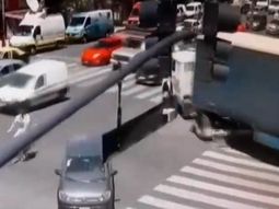 Otro choque en Flores: un camión dobló en contramano y embistió dos camionetas