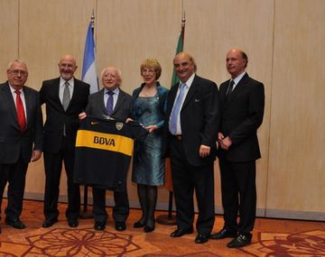 Le regalaron la camiseta de Boca al presidente de Irlanda