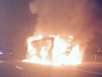 Se incendió colectivo en autopista Buenos Aires-La Plata: no hubo heridos